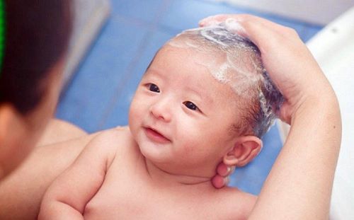 Việc tắm cho trẻ sơ sinh hàng ngày rất cần thiết và quan trọng trong quá trình trẻ phát triển