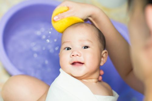 Gội đầu cho bé cần tránh để nước vào tai và mắt