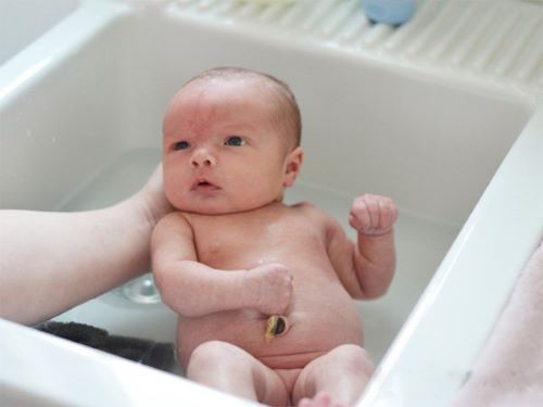 Việc tắm cho bé không làm ảnh hưởng tới tốc độ rụng rốn của trẻ