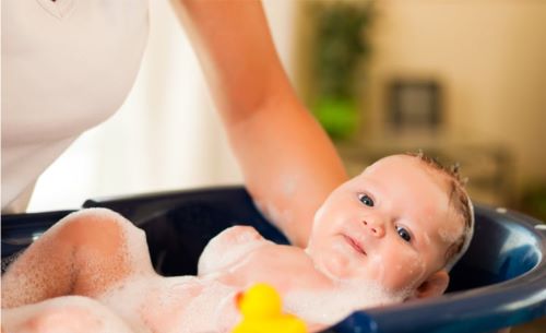 Trẻ sơ sinh chưa rụng rốn có được tắm không? Các bước tắm an toàn cho trẻ.